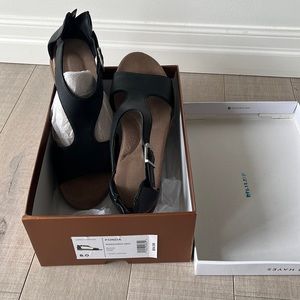 Denver Hayes black sandals size 8